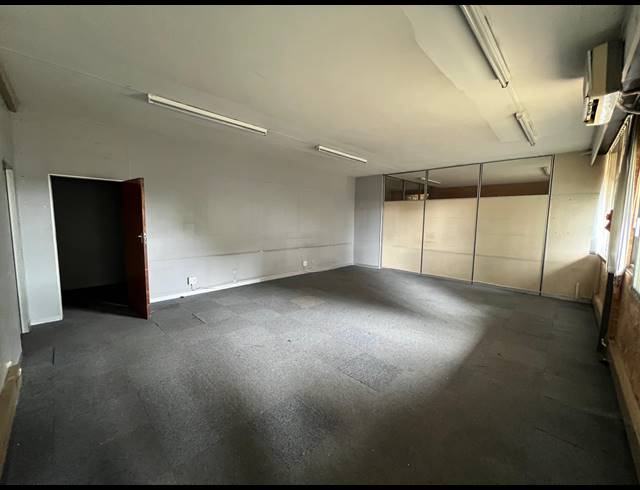 2,494M² WAREHOUSE TO LET IN FACTORIA